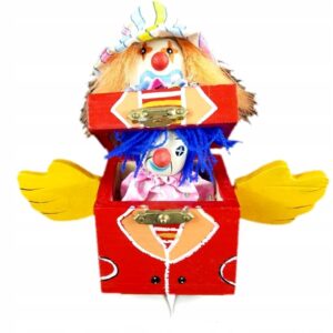 Dekoracja drewniana - skrzynia „Clown niespodzianka”,18x14 cm, motyw clowna